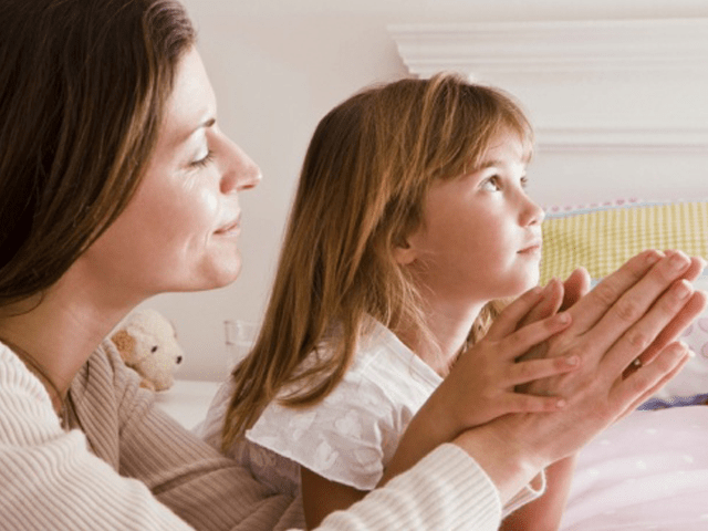 Mãe e filha orando