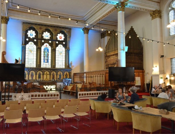 Igreja de São Jorge, em Londres, transformada em igreja-café