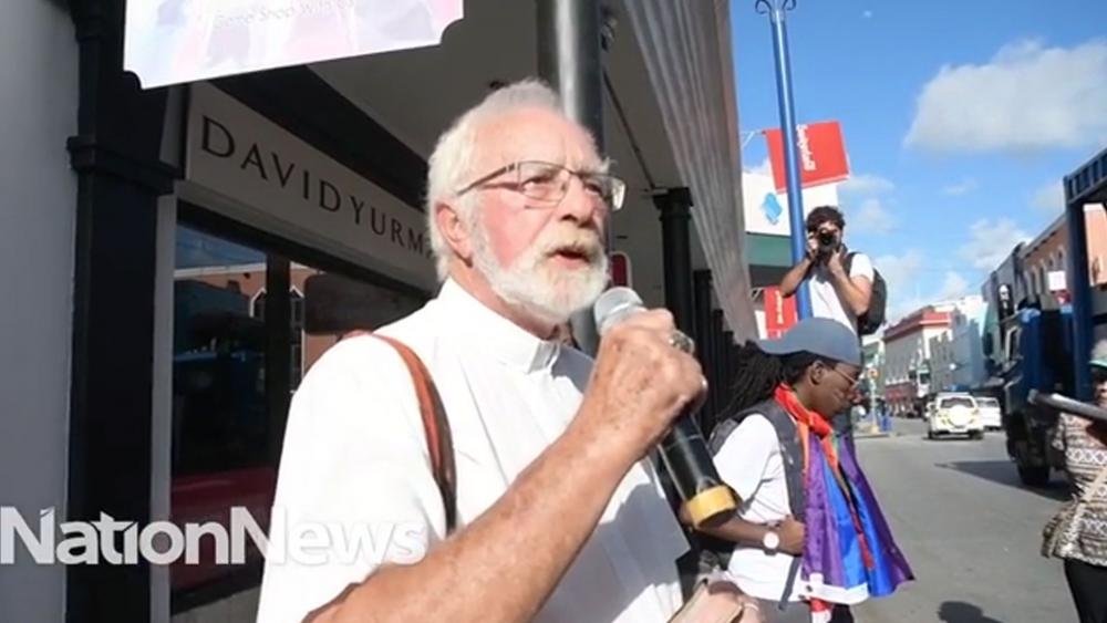 O padre Clifford Hall, disse, durante parada gay, que a Bíblia é um livro de palavras bobas