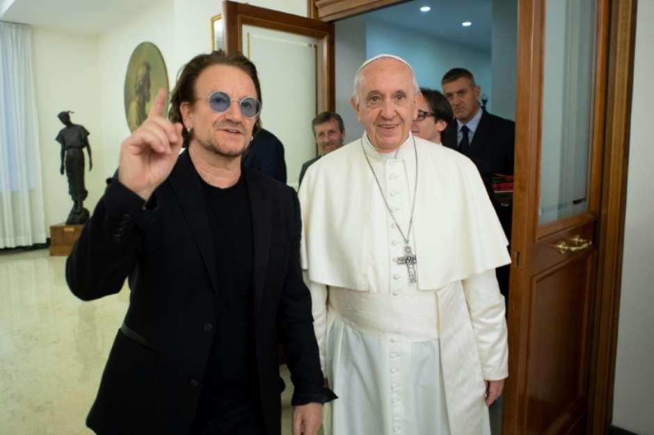 Bono, líder do U2, se encontra com o papa Francisco