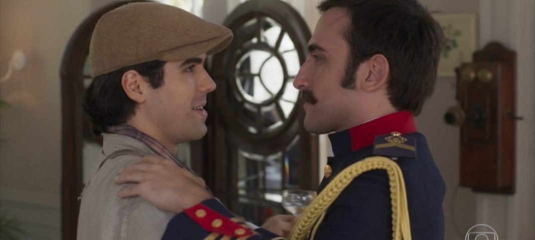 Luccino (Juliano Laham) e Otávio (Pedro Henrique Müller) protagonizaram beijo gay na novela das 18 horas Orgulho e Paixão. (Foto: Divulgação/TV Globo)