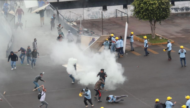 Briga entre torcedores e evangélicos em Peru
