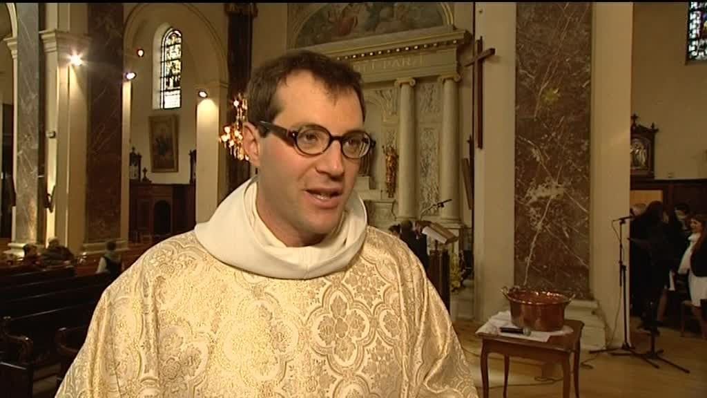 Padre Jean Baptiste Sèbe durante uma celebração batismal em 2017