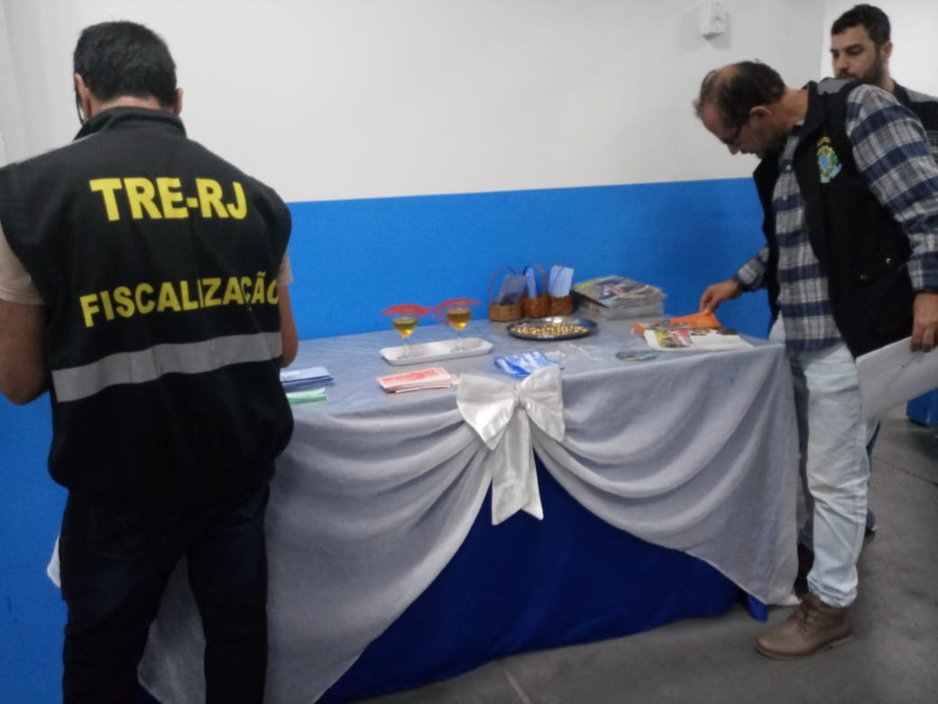 Fiscais do TRE-RJ apreendem material de candidatos em igrejas evangélicas