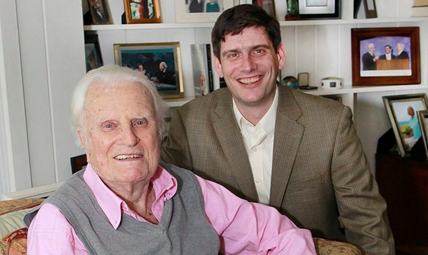 Will Graham ao lado de seu avô, o falecido evangelista Billy Graham. (Foto: Billy Graham Evangelistic Association)