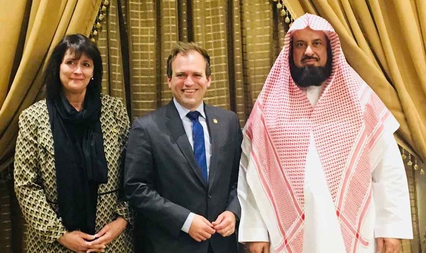 Os comissários dos EUA Nadine Maenza e Johnnie Moore ao lado do presidente saudita da CPVPV Sheikh Abdullah Al-Sanad. (Foto: Comissão de Liberdade Religiosa dos EUA)