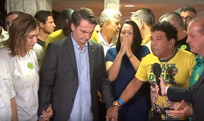 Jair Bolsonaro recebeu uma oração de Magno Malta antes de iniciar seu discurso na TV. (Foto: Reprodução/Globo)