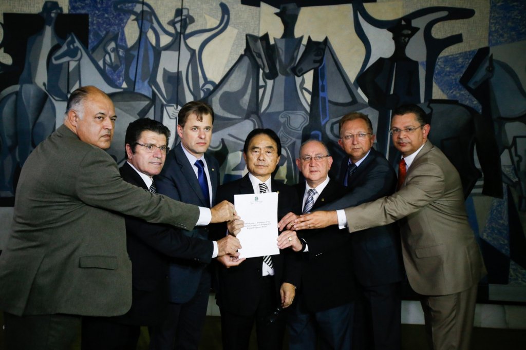 Bancada evangélica defende reforma da Previdência e fusão de ministérios em cartilha entregue ao candidato a Presidência Jair Bolsonaro