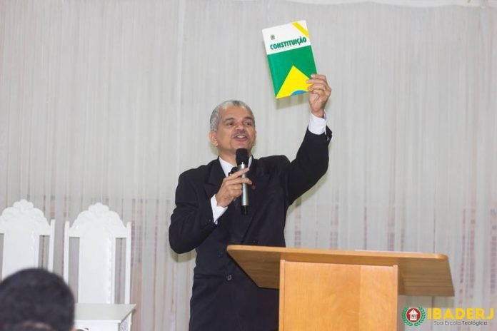 Dr. Gilberto Garcia na IBADERJ com a Constituição na mão Dr. Gilberto Garcia na IBADERJ com a Constituição na mão