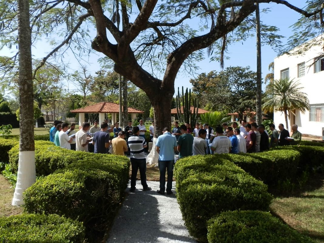 Grupo de oração em faculdade