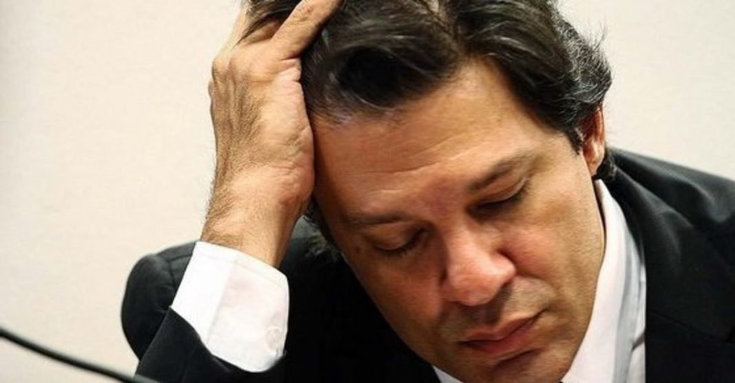 Fernando Haddad, candidato a Presidência do Brasil em 2018 pelo PT, de cabeça baixa