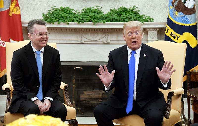 Pastor Andrew Brunson se reúne com o presidente dos EUA, Donald Trump Foto: EFE/EPA/Olivier Douliery