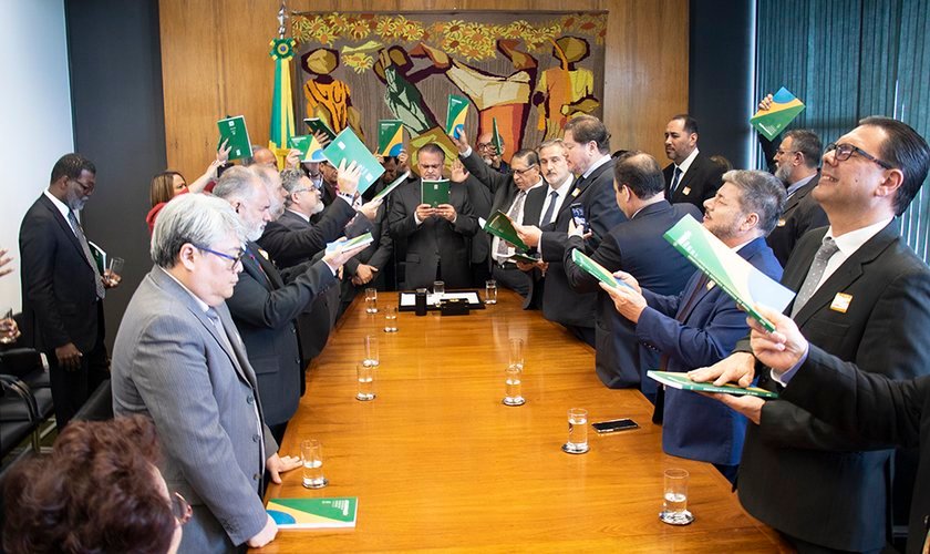 Líderes oraram por mudanças no Brasil na sala da presidência da Câmara dos Deputados. (Foto: Guiame/Marcos Paulo Corrêa)