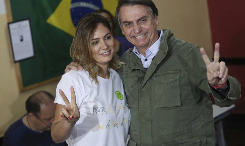 Michelle Bolsonaro ao lado do marido, o presidente eleito do Brasil, Jair Bolsonaro. (Foto: Ricardo Moraes/AP)