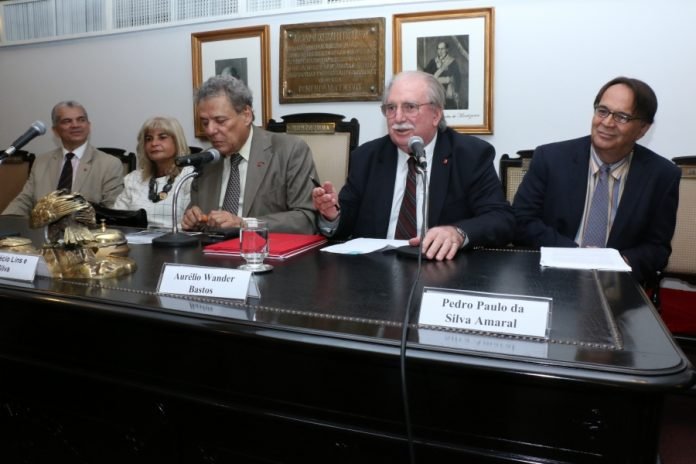 Abertura do encontro “Budistas e a Cultura da Paz”(da esq. para a dir., Gilberto Garcia, Rita Cortez, Técio Lins e Silva, Aurélio Wander Bastos e Pedro Paulo da Silva Amaral) Abertura do encontro “Budistas e a Cultura da Paz”(da esq. para a dir., Gilberto Garcia, Rita Cortez, Técio Lins e Silva, Aurélio Wander Bastos e Pedro Paulo da Silva Amaral)