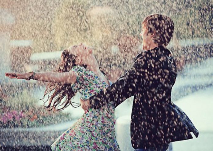 Casal na chuva Casal na chuva