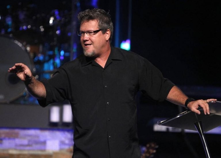 Pastor Scott Crenshaw, líder de uma mega igreja nos EUA, superou o vício em pornografia após ser afastado do cargo devido à descoberta de que acessava conteúdos pornográficos em seu computado, em 2016