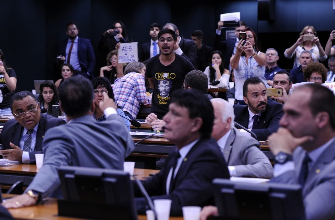 Comissão da Escola Sem Partido teve momentos de bate-boca entre manifestantes e deputados no dia 13 de novembro de 2018