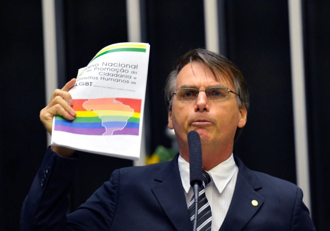 Jair Bolsonaro, então deputado federal pelo Partido Progressista (PP) discursando contra material do ativismo gay