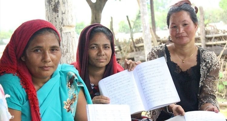 Cristãs perseguidas participantes do projeto de alfabetização da Portas Abertas no Nepal