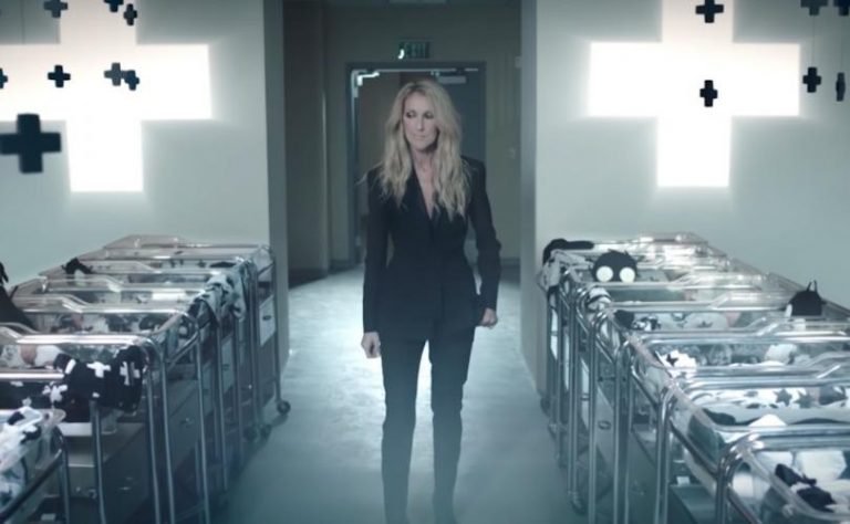 Cena do vídeo de lançamento das roupas infantis sem gênero de Celine Dion