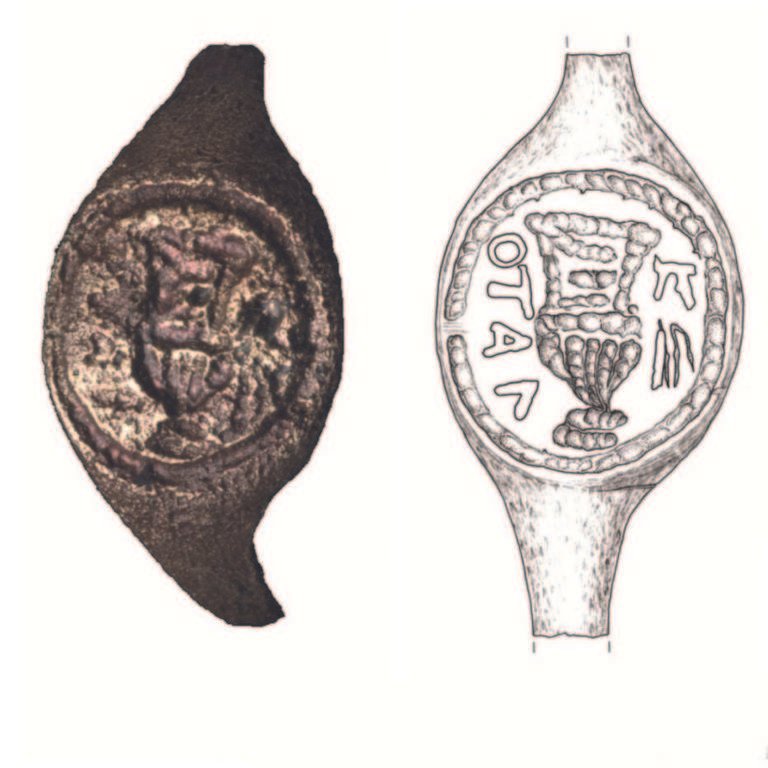 Fotografia e desenho esquemático do anel com inscrição que permite associação com o governador romano da Judeia Pôncio Pilatos - Reprodução