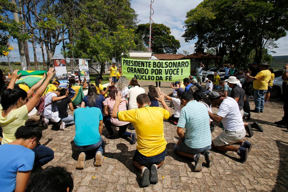 O pastor Wilbert Batista organizou uma espécie de culto evangélico em frente à Granja do Torto para o presidente eleito, Jair Bolsonaro, neste domingo 30 de dezembro de 2018. (Foto: DIDA SAMPAIO/ESTADAO)