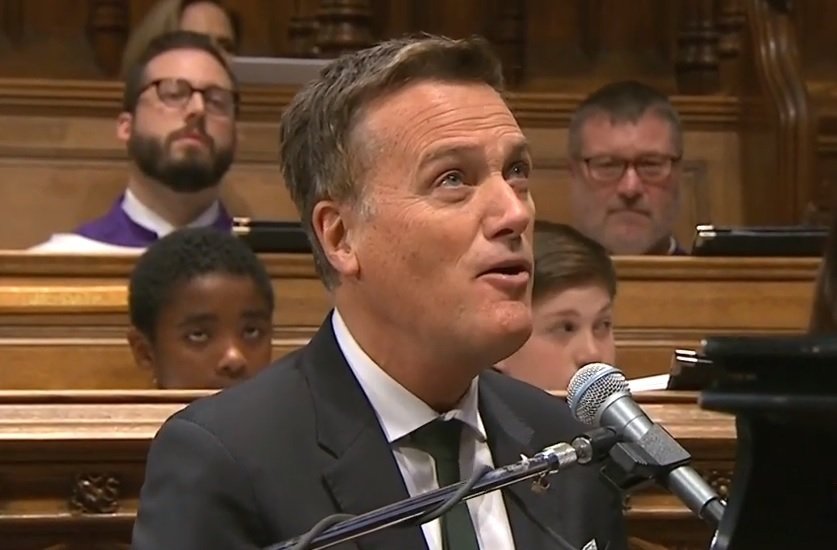 Michael W. Smith canta a música 