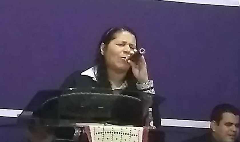 Vera Lúcia faleceu enquanto ministrava em um culto em Campo Grande, no Mato Grosso do Sul. (Foto: Reprodução)