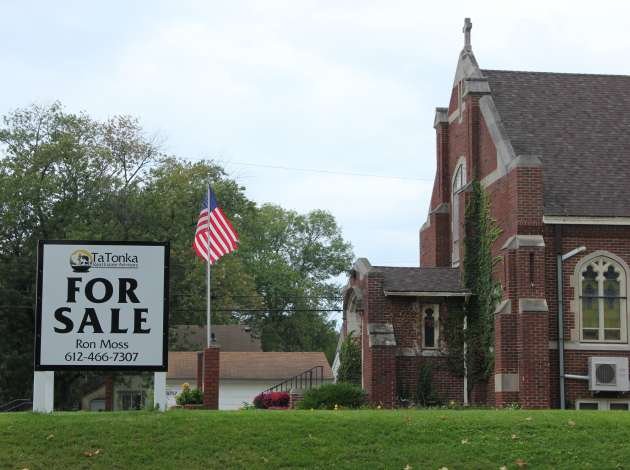 Igreja com placa de venda nos EUA