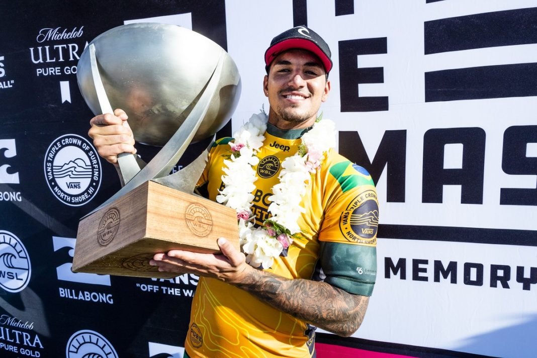 Gabriel Medina com o troféu de bicampeão mundial de surf em 17 de dezembro de 2018