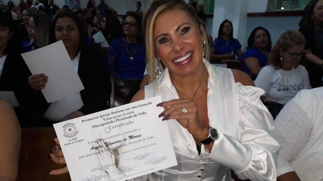 Ângela Bismarchi com o diploma de curso de Teologia