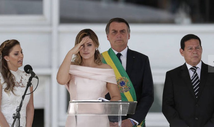 Primeira-dama Michelle Bolsonaro discursa em Libras (Língua Brasileira de Sinais) no parlatório como parte da programação da posse presidencial. (Foto: Marcelo Camargo/Agência Brasil)