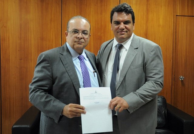 Governador do DF, Ibaneis Rocha (MDB), à esquerda, durante posse do coordenador de Assuntos Religiosos do DF, Kildare Araújo Meira | Foto: Divulgação/ GDF