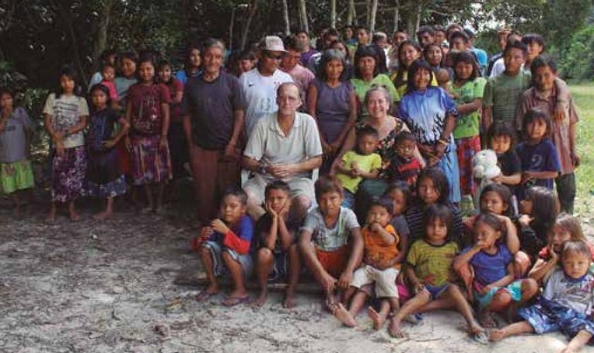 Casal de missionários norte-americanos Steve e Robin Campbell com índios da etnia jamamadi, no sul do Amazonas. (Foto: Divulgação)
