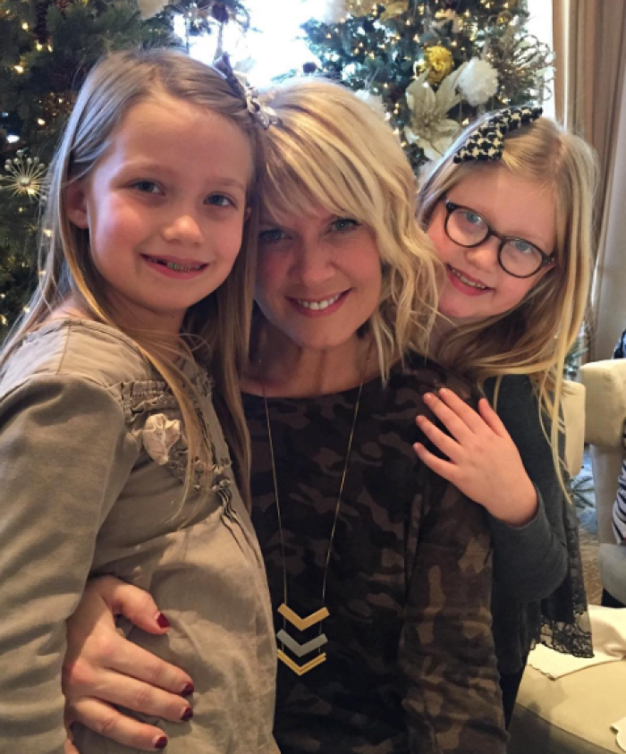 Natalie Grant posa para uma foto de Natal com as filhas gêmeas Grace e Isabella (Foto: Instagram / Natalie Grant)
