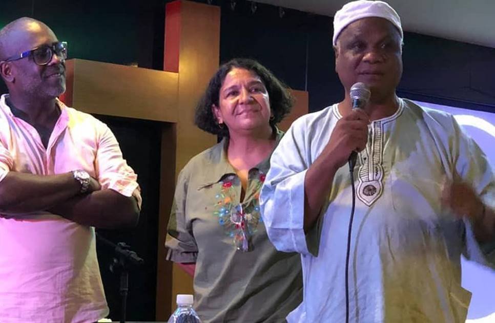 O pastor e cantor gospel Kleber Lucas recebe o líder do candomblé, Ivanir dos Santos, na sua igreja