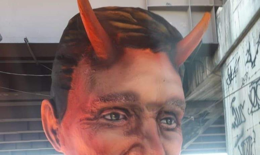 Marcelo Crivella é caracterizado como diabo em escultura por escola de samba carioca (Foto: Reprodução Redes Sociais)