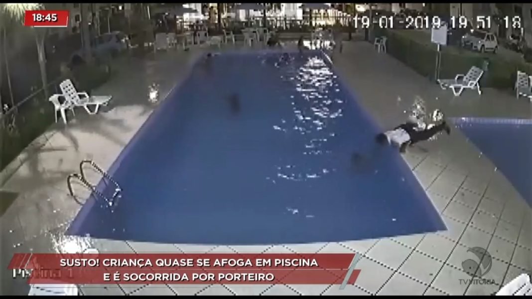 Porteiro salva criança que se afogava