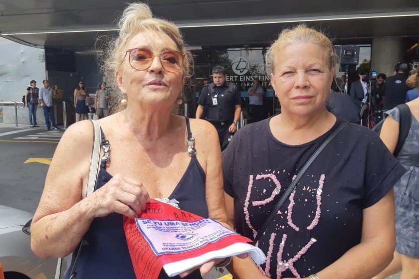 Duas irmãs levaram para Bolsonaro panos ungidos por Valdemiro Santiago