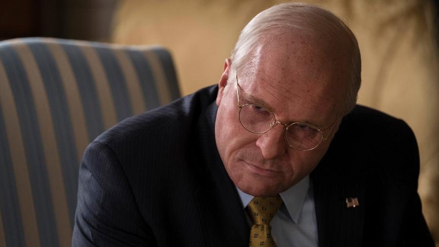 Christian Bale como Dick Cheney no filme 