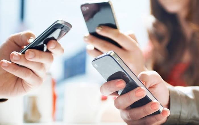 Adolescentes com Smartphones (Foto: Reprodução)