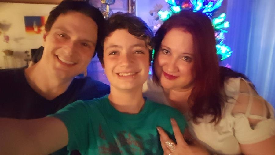 Daniel e Isabela Mastral com o filho Mikhael