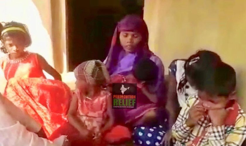 Mulher e filhos de Anant Ram Gand, que foi decapitado por ter se convertido ao cristianismo. (Foto: Divulgação/Persecution Relief)