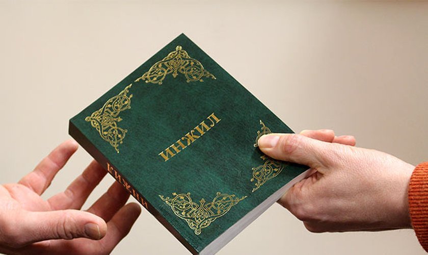 Novo Testamento traduzido em uzbeque. (Foto: Reprodução)