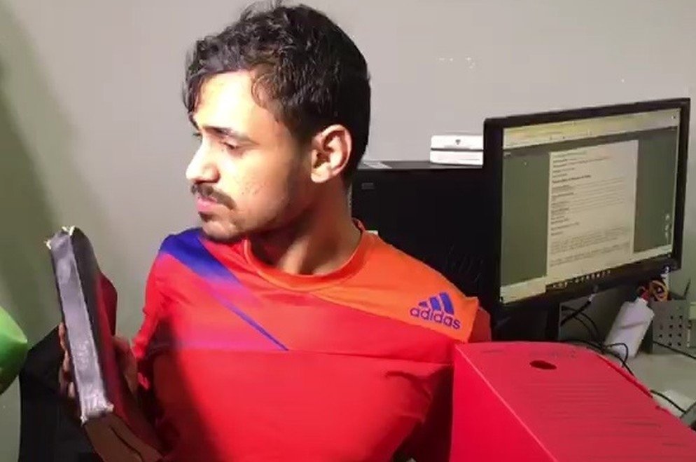 José Diego dos Santos segura Bíblia enquanto fala aos jornalistas que quer deixar a criminalidade. (Foto: Reprodução/TV Paraíba)