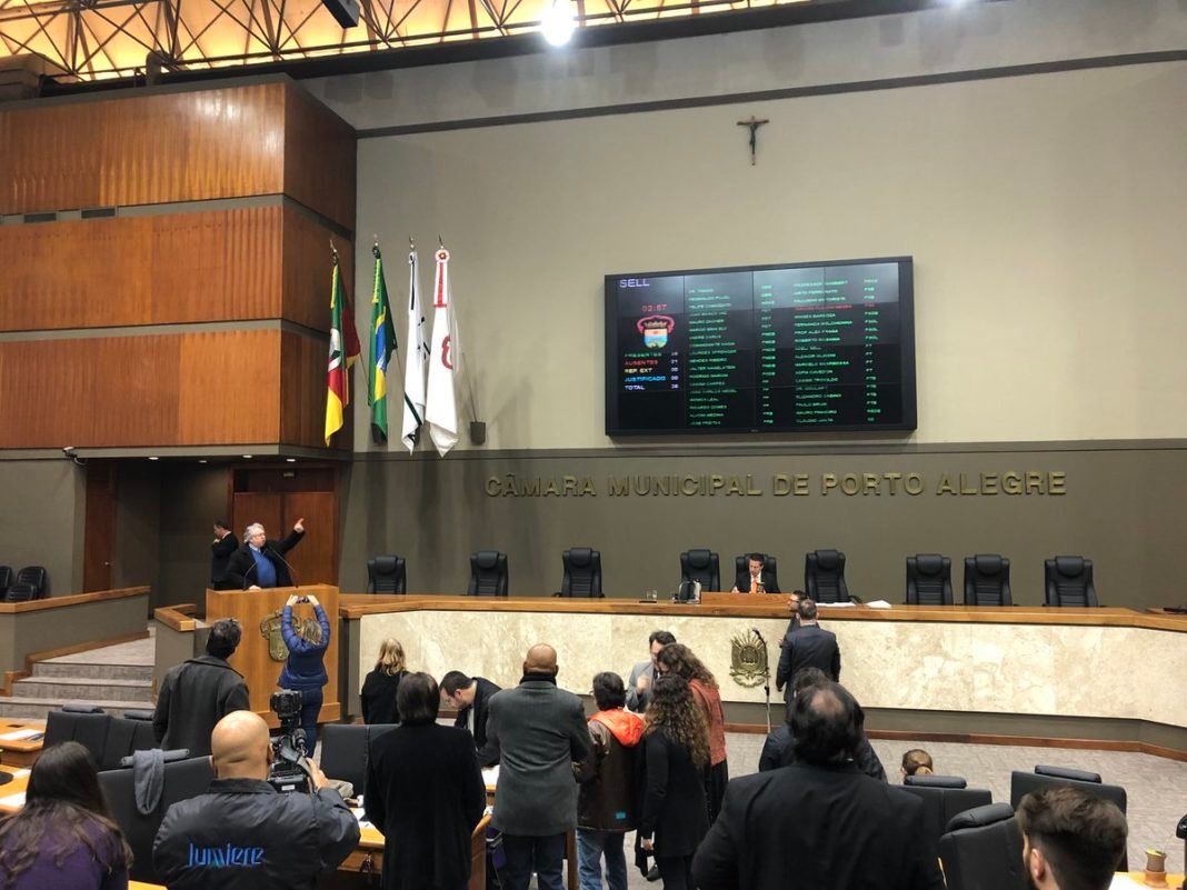 Câmara de Vereadores de Porto Alegre tem um crucifixo acima do painel eletrônico