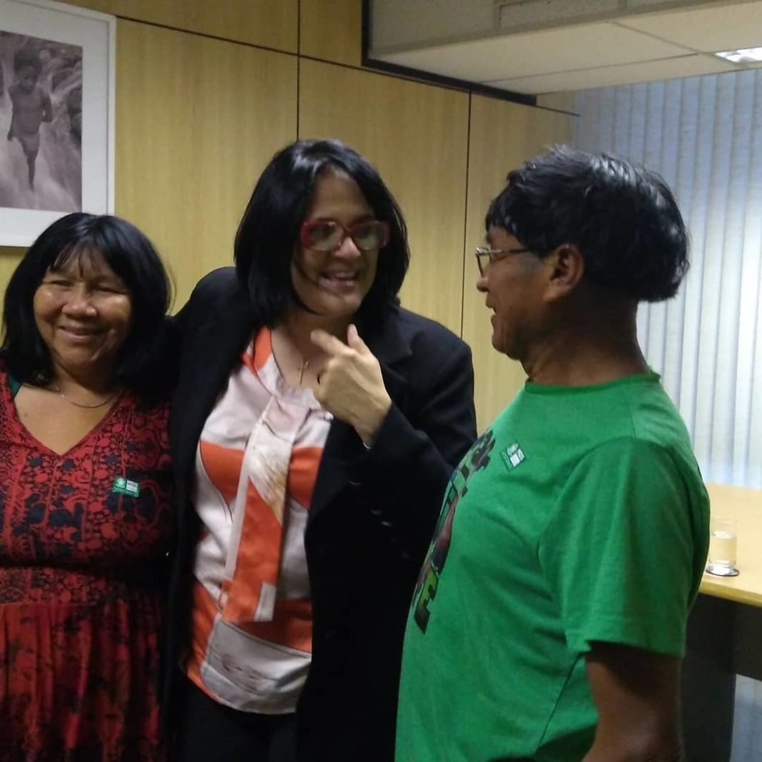 Ministra Damares recebe a visita dos pais biológicos de sua filha Lulu