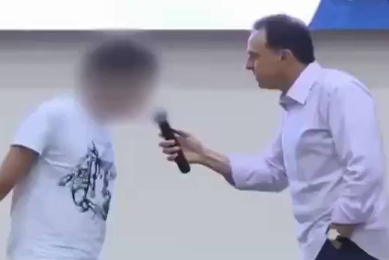 Bispo da Universal Rogério Formigoni escuta 
