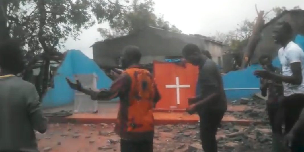 Cristãos louvam diante de igreja destruída por ciclone, em Moçambique